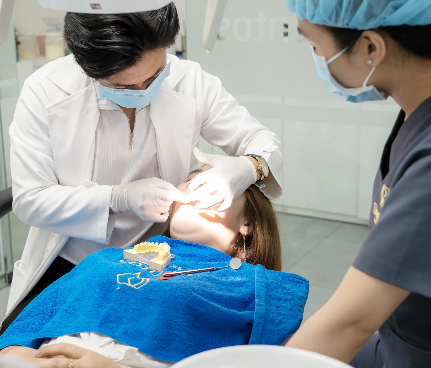 Quy trình bọc răng sứ Cercon ht đòi hỏi đội ngũ nha sĩ có tay nghề cao